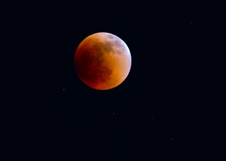 Así se observa esta noche en Cancún el eclipse lunar